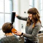 Coiffeur professionnel et cliente en salon