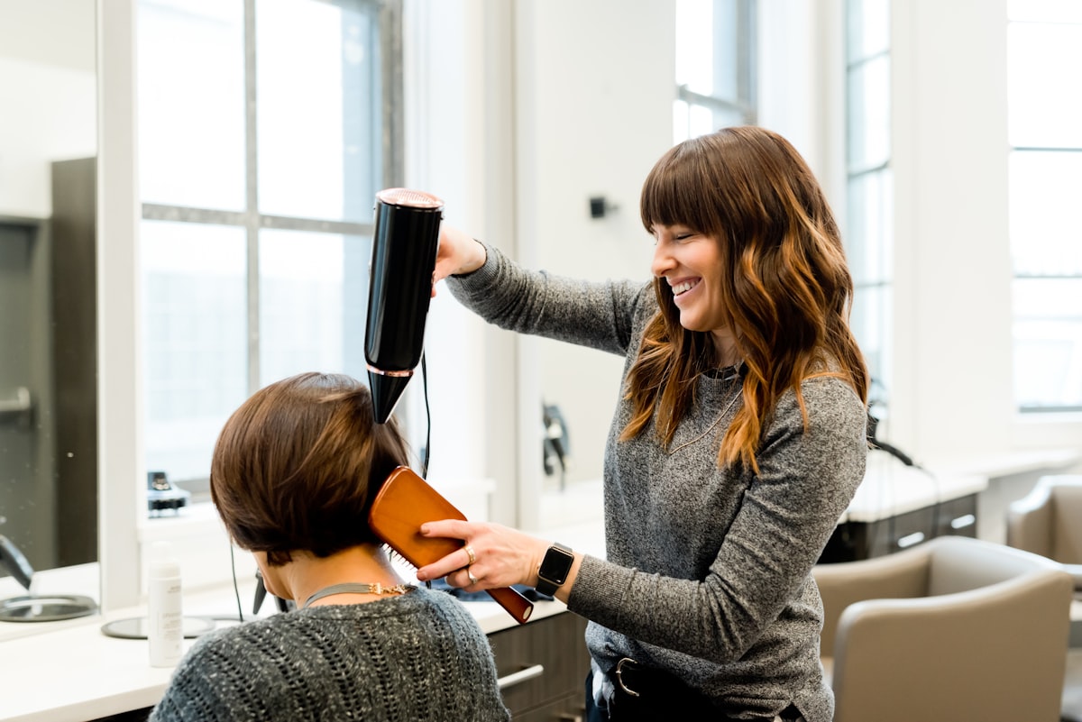 Coiffeur professionnel et cliente en salon
